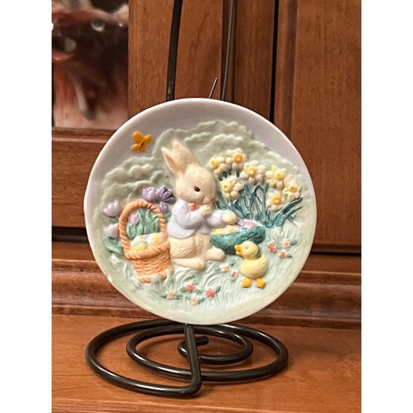 Vintage Hallmark Easter Keeping a Secret Collector Plate Ornament 3rd in series - Picture 2 of 4
